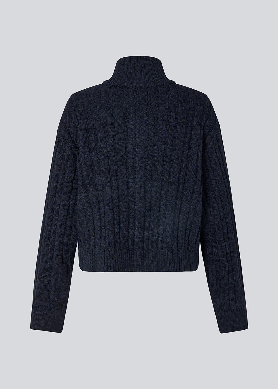 Højhalset cardigan. Josefinemd knit cardigan er kabelstrikket med høj hals, manchetknapper og lommer. Tidløs og perfekt til kølige dage, eller som layering over kjoler og toppe.&nbsp;
Josefine Vogt (165 cm) og modellen (177 cm) har begge størrelse Small på.