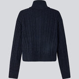 Højhalset cardigan. Josefinemd knit cardigan er kabelstrikket med høj hals, manchetknapper og lommer. Tidløs og perfekt til kølige dage, eller som layering over kjoler og toppe.&nbsp;
Josefine Vogt (165 cm) og modellen (177 cm) har begge størrelse Small på.
