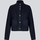 Højhalset cardigan. Josefinemd knit cardigan er kabelstrikket med høj hals, manchetknapper og lommer. Tidløs og perfekt til kølige dage, eller som layering over kjoler og toppe.&nbsp;
Josefine Vogt (165 cm) og modellen (177 cm) har begge størrelse Small på.