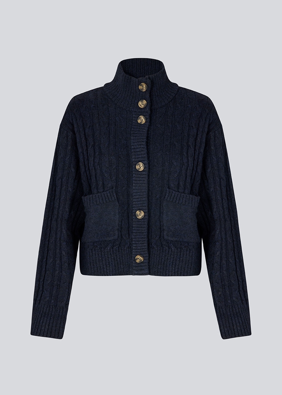 Højhalset cardigan. Josefinemd knit cardigan er kabelstrikket med høj hals, manchetknapper og lommer. Tidløs og perfekt til kølige dage, eller som layering over kjoler og toppe.&nbsp;
Josefine Vogt (165 cm) og modellen (177 cm) har begge størrelse Small på.