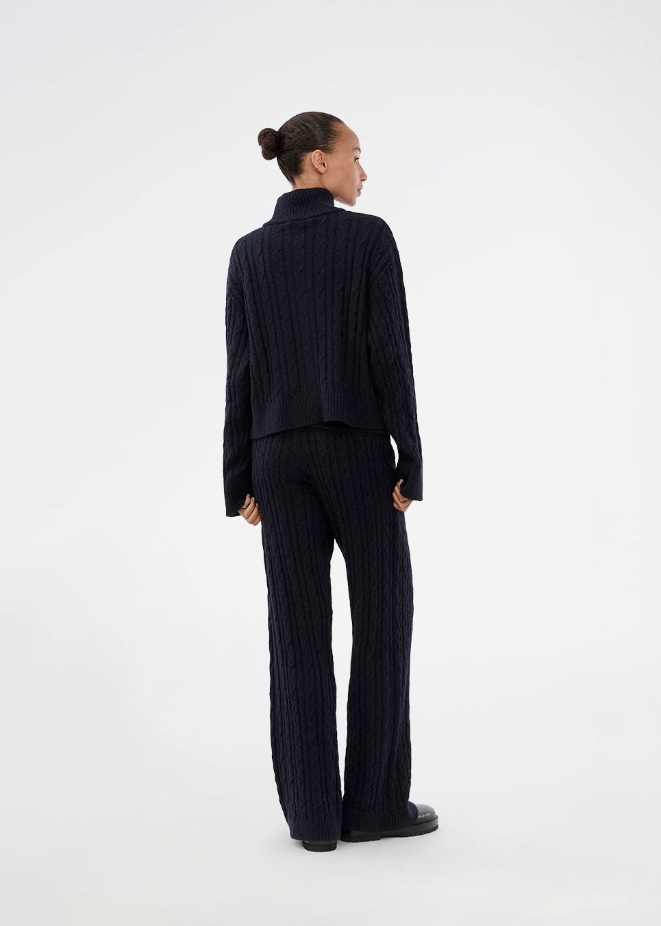Kabelstrikkede bukser. Josefinemd knit pants er bløde, afslappede bukser med brede ben. Perfekte til hygge derhjemme eller på flyrejsen – komfortabelt fit med luksuriøst udtryk.
Josefine Vogt (165 cm) og modellen (177 cm) har begge størrelse Small på.
