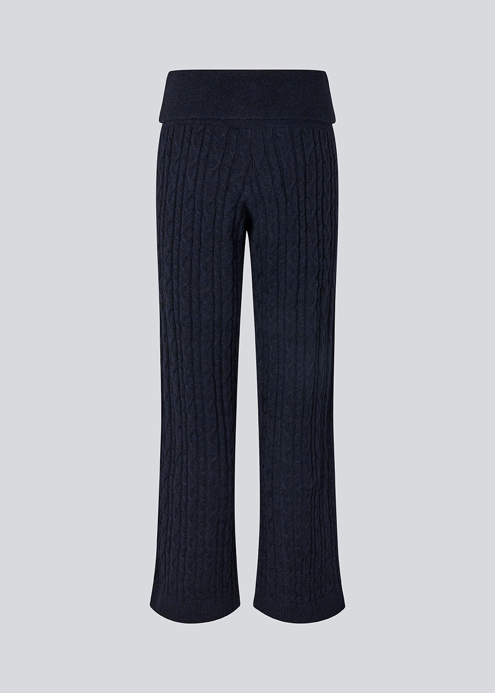 Kabelstrikkede bukser. Josefinemd knit pants er bløde, afslappede bukser med brede ben. Perfekte til hygge derhjemme eller på flyrejsen – komfortabelt fit med luksuriøst udtryk.
Josefine Vogt (165 cm) og modellen (177 cm) har begge størrelse Small på.