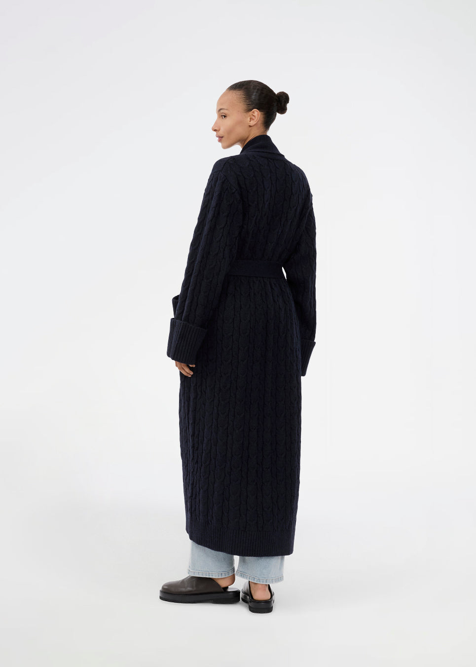 Oversize kabelstrikket lang cardigan. Josefinemd knit robe er en lang cardigan, med lommer og bæltesnor. Perfekt til hyggelige morgener og kolde vinterdage.
Josefine Vogt (165 cm) og modellen (177 cm) har begge størrelse Small på.