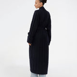 Oversize kabelstrikket lang cardigan. Josefinemd knit robe er en lang cardigan, med lommer og bæltesnor. Perfekt til hyggelige morgener og kolde vinterdage.
Josefine Vogt (165 cm) og modellen (177 cm) har begge størrelse Small på.
