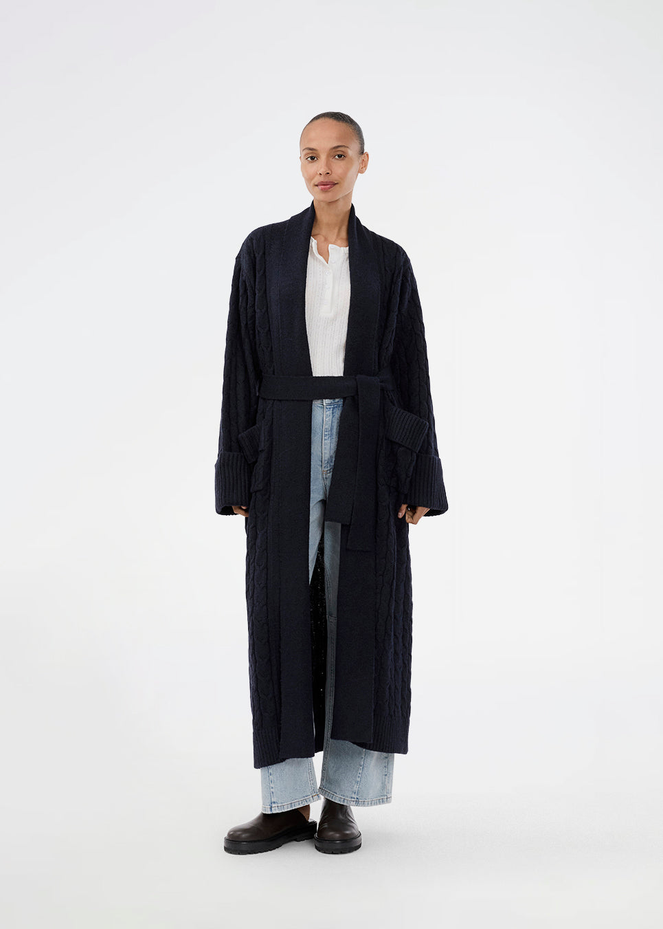 Oversize kabelstrikket lang cardigan. Josefinemd knit robe er en lang cardigan, med lommer og bæltesnor. Perfekt til hyggelige morgener og kolde vinterdage.
Josefine Vogt (165 cm) og modellen (177 cm) har begge størrelse Small på.