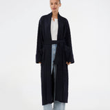 Oversize kabelstrikket lang cardigan. Josefinemd knit robe er en lang cardigan, med lommer og bæltesnor. Perfekt til hyggelige morgener og kolde vinterdage.
Josefine Vogt (165 cm) og modellen (177 cm) har begge størrelse Small på.