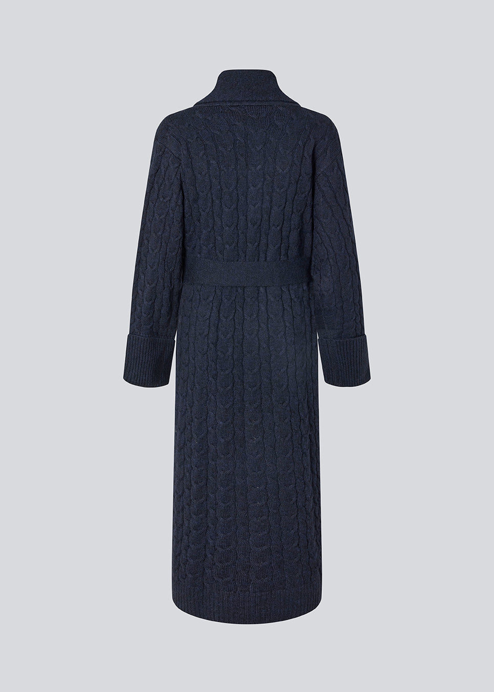 Oversize kabelstrikket lang cardigan. Josefinemd knit robe er en lang cardigan, med lommer og bæltesnor. Perfekt til hyggelige morgener og kolde vinterdage.
Josefine Vogt (165 cm) og modellen (177 cm) har begge størrelse Small på.