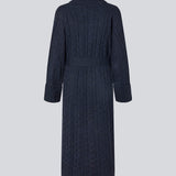 Oversize kabelstrikket lang cardigan. Josefinemd knit robe er en lang cardigan, med lommer og bæltesnor. Perfekt til hyggelige morgener og kolde vinterdage.
Josefine Vogt (165 cm) og modellen (177 cm) har begge størrelse Small på.