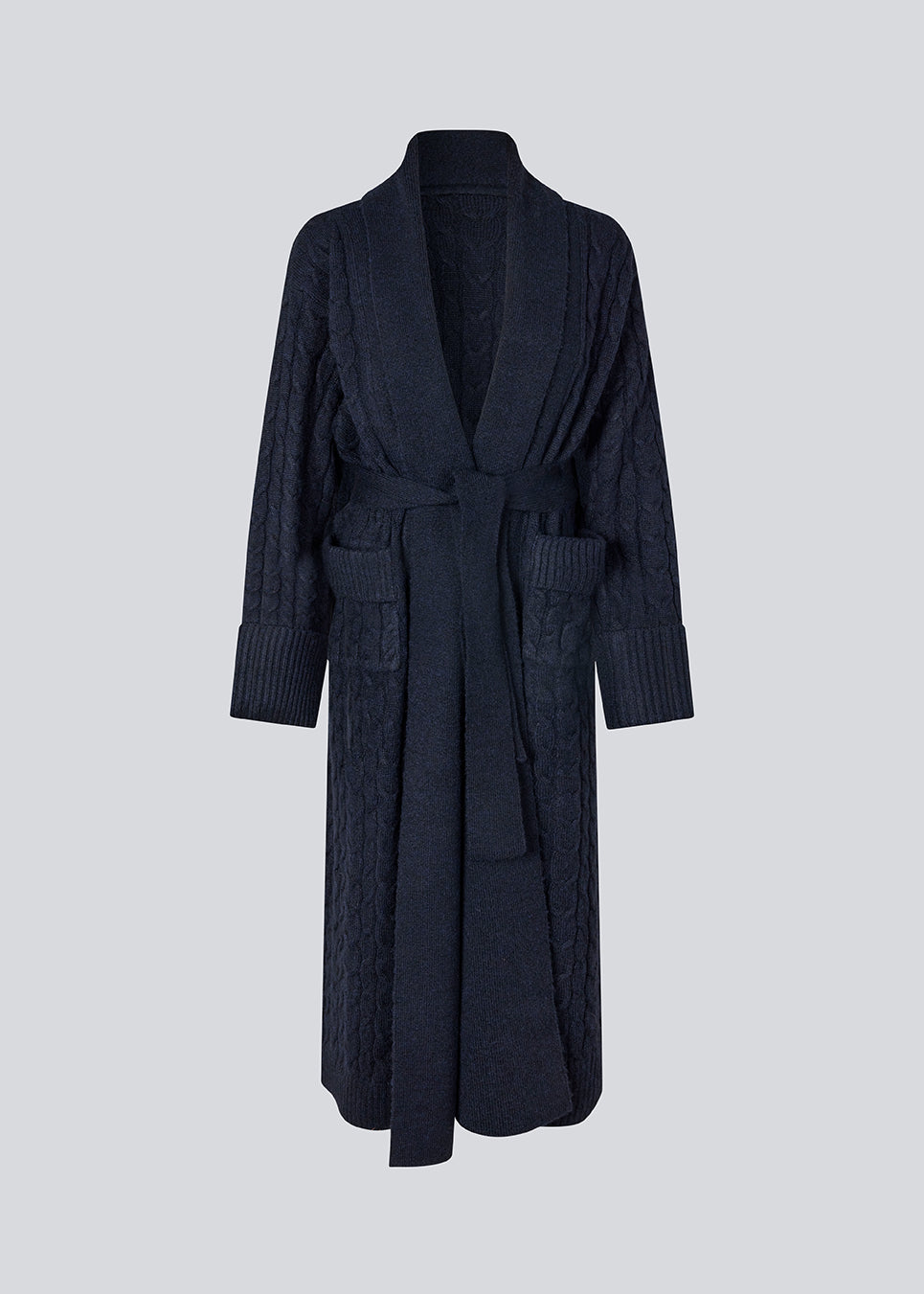 Oversize kabelstrikket lang cardigan. Josefinemd knit robe er en lang cardigan, med lommer og bæltesnor. Perfekt til hyggelige morgener og kolde vinterdage.
Josefine Vogt (165 cm) og modellen (177 cm) har begge størrelse Small på.