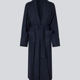Oversize kabelstrikket lang cardigan. Josefinemd knit robe er en lang cardigan, med lommer og bæltesnor. Perfekt til hyggelige morgener og kolde vinterdage.
Josefine Vogt (165 cm) og modellen (177 cm) har begge størrelse Small på.