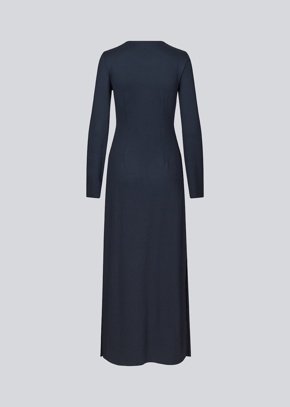 Figursyet ankellang kjole med lange ærmer i blød jersey. JosefineMD long dress har en dyb åbning fortil med ringdetalje. Skørtet har slidser i siderne. Josefine er 165 cm og har en størrelse S/36 på.