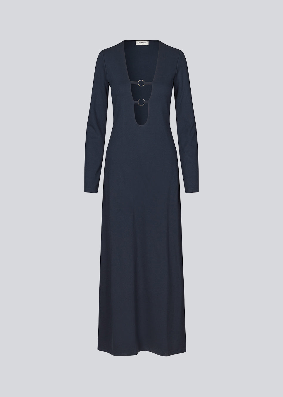 Figursyet ankellang kjole med lange ærmer i blød jersey. JosefineMD long dress har en dyb åbning fortil med ringdetalje. Skørtet har slidser i siderne. Josefine er 165 cm og har en størrelse S/36 på.