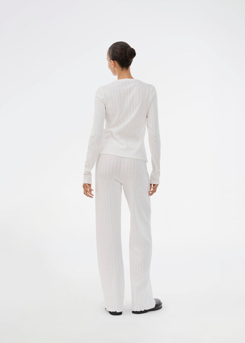 Længærmet pointelle t-shirt. Josefinemd LS t-shirt en tætsiddende t-shirt i pointelle bomuld med blondekant. Feminint snit og diskret hulmønster giver den klassiske style et let, elegant touch. Josefine Vogt (165 cm) og modellen (177 cm) har begge størrelse Small på.