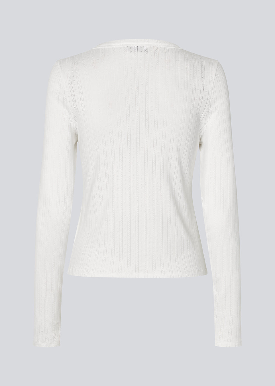 Længærmet pointelle t-shirt. Josefinemd LS t-shirt en tætsiddende t-shirt i pointelle bomuld med blondekant. Feminint snit og diskret hulmønster giver den klassiske style et let, elegant touch. Josefine Vogt (165 cm) og modellen (177 cm) har begge størrelse Small på.