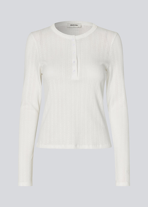 Josefine Vogt - længærmet pointelle t-shirt. Josefinemd LS t-shirt en tætsiddende t-shirt i pointelle bomuld med blondekant. Feminint snit og diskret hulmønster giver den klassiske style et let, elegant touch.