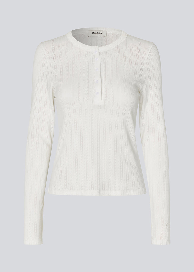 Josefine Vogt - længærmet pointelle t-shirt. Josefinemd LS t-shirt en tætsiddende t-shirt i pointelle bomuld med blondekant. Feminint snit og diskret hulmønster giver den klassiske style et let, elegant touch.