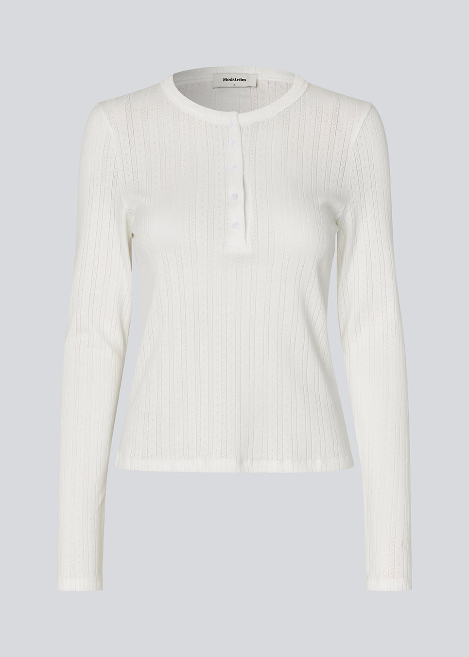 Længærmet pointelle t-shirt. Josefinemd LS t-shirt en tætsiddende t-shirt i pointelle bomuld med blondekant. Feminint snit og diskret hulmønster giver den klassiske style et let, elegant touch. Josefine Vogt (165 cm) og modellen (177 cm) har begge størrelse Small på.