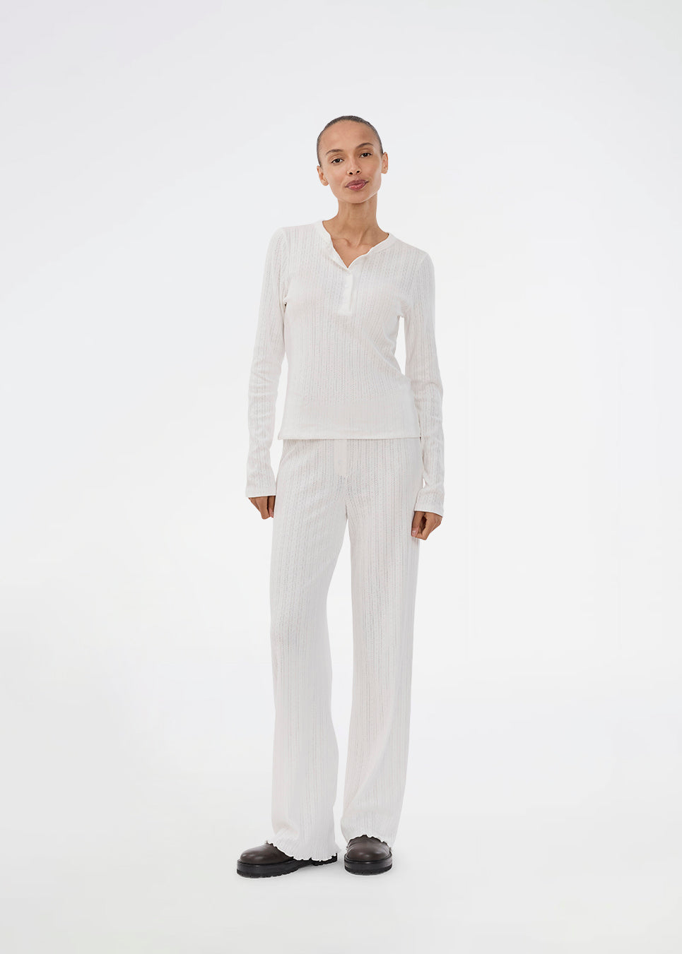 Ponitelle bukser. Josefinemd pants er feminine bukser i pointelle-bomuld med blondekant og diskret hulmønster. Blødt materiale og høj komfort gør dem perfekte til afslapning. Josefine Vogt (165 cm) og modellen (177 cm) har begge størrelse Small på.