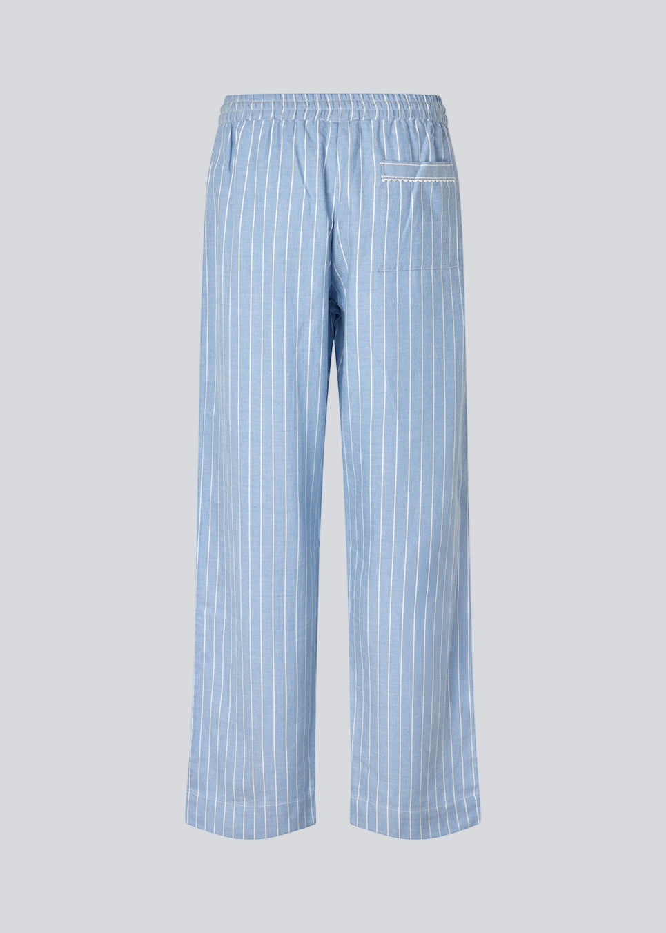 Blåt stribet pyjamas sæt i 100% bomuld. Pyjamas sælges samlet i to dele, skjorte og bukser. Josefinemd pyjamas har et klassisk fit med krave, knaplukning og snørre i bukserne. Sættet har en fin bølgekant og leveres med en matchende pose med logo. Det er ikke muligt at købe forskellige størrelser over- og underdel.&nbsp;