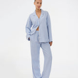 Blåt stribet pyjamas sæt i 100% bomuld. Pyjamas sælges samlet i to dele, skjorte og bukser. Josefinemd pyjamas har et klassisk fit med krave, knaplukning og snørre i bukserne. Sættet har en fin bølgekant og leveres med en matchende pose med logo. Det er ikke muligt at købe forskellige størrelser over- og underdel.&nbsp;