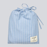 Blåt stribet pyjamas sæt i 100% bomuld. Pyjamas sælges samlet i to dele, skjorte og bukser. Josefinemd pyjamas har et klassisk fit med krave, knaplukning og snørre i bukserne. Sættet har en fin bølgekant og leveres med en matchende pose med logo. Det er ikke muligt at købe forskellige størrelser over- og underdel.&nbsp;