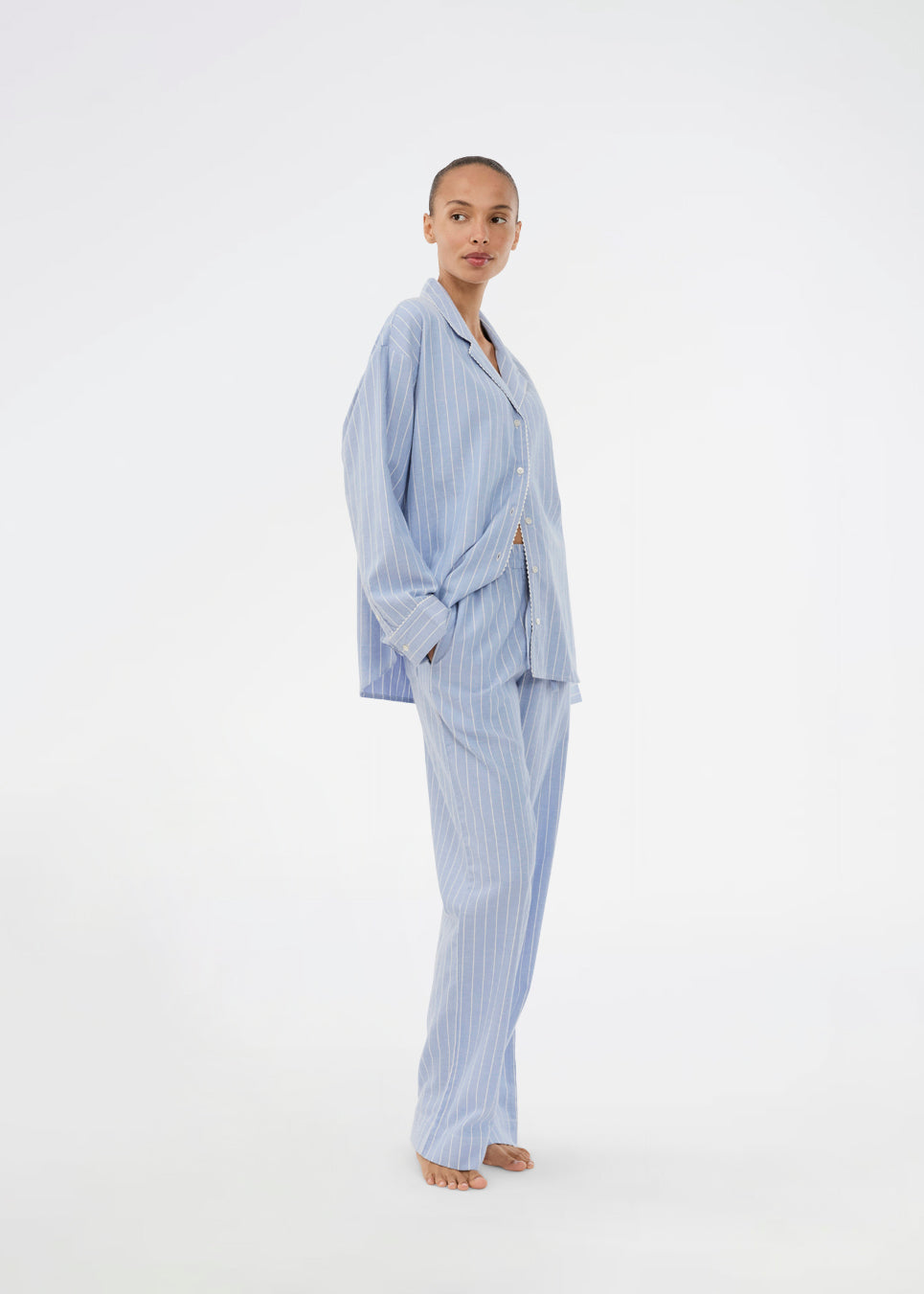 Blåt stribet pyjamas sæt i 100% bomuld. Pyjamas sælges samlet i to dele, skjorte og bukser. Josefinemd pyjamas har et klassisk fit med krave, knaplukning og snørre i bukserne. Sættet har en fin bølgekant og leveres med en matchende pose med logo. Det er ikke muligt at købe forskellige størrelser over- og underdel.&nbsp;