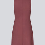 Figursyet mini kjole i bordeaux/rød i A-facon uden ærmer med rund hals. JosefineMD tank flare dress er fremstillet i et strækbart materiale.&nbsp;

Pasform: Designet til en tæt silhuet med inspiration fra 90'erne.
Størrelse: Lille i størrelsen – vælg en størrelse større for et løsere fit.
Silhuet: A-facon form, der giver et let flare og en flatterende effekt.
Design: Ærmeløs med rund halsudskæring for et minimalistisk, stilrent look.
Materiale: Fremstillet i strækbart stof for ekstra komfort og bevægelighed