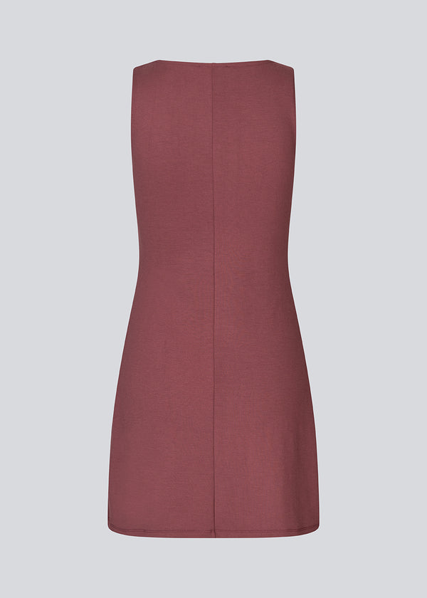 Figursyet mini kjole i bordeaux/rød i A-facon uden ærmer med rund hals. JosefineMD tank flare dress er fremstillet i et strækbart materiale.&nbsp;

Pasform: Designet til en tæt silhuet med inspiration fra 90'erne.
Størrelse: Lille i størrelsen – vælg en størrelse større for et løsere fit.
Silhuet: A-facon form, der giver et let flare og en flatterende effekt.
Design: Ærmeløs med rund halsudskæring for et minimalistisk, stilrent look.
Materiale: Fremstillet i strækbart stof for ekstra komfort og bevægelighed