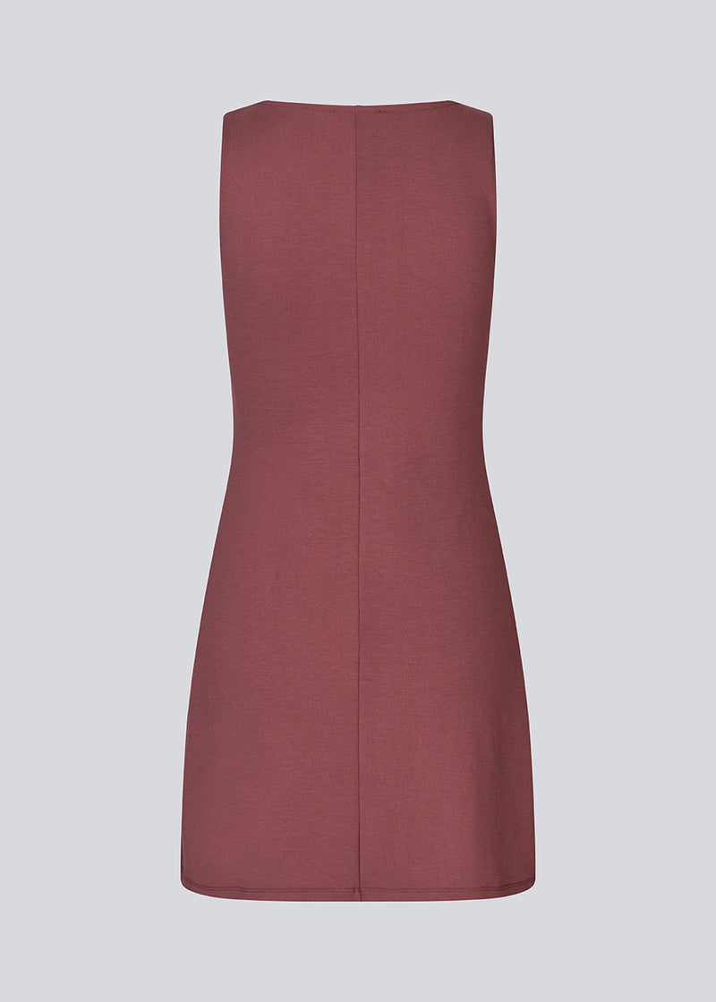 Figursyet mini kjole i bordeaux/rød i A-facon uden ærmer med rund hals. JosefineMD tank flare dress er fremstillet i et strækbart materiale.&nbsp;

Pasform: Designet til en tæt silhuet med inspiration fra 90'erne.
Størrelse: Lille i størrelsen – vælg en størrelse større for et løsere fit.
Silhuet: A-facon form, der giver et let flare og en flatterende effekt.
Design: Ærmeløs med rund halsudskæring for et minimalistisk, stilrent look.
Materiale: Fremstillet i strækbart stof for ekstra komfort og bevægelighed