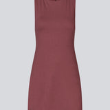 Figursyet mini kjole i bordeaux/rød i A-facon uden ærmer med rund hals. JosefineMD tank flare dress er fremstillet i et strækbart materiale.&nbsp;

Pasform: Designet til en tæt silhuet med inspiration fra 90'erne.
Størrelse: Lille i størrelsen – vælg en størrelse større for et løsere fit.
Silhuet: A-facon form, der giver et let flare og en flatterende effekt.
Design: Ærmeløs med rund halsudskæring for et minimalistisk, stilrent look.
Materiale: Fremstillet i strækbart stof for ekstra komfort og bevægelighed