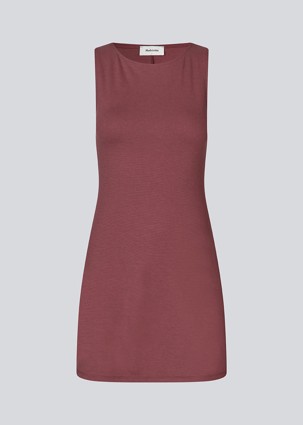 Figursyet mini kjole i bordeaux/rød i A-facon uden ærmer med rund hals. JosefineMD tank flare dress er fremstillet i et strækbart materiale.&nbsp;

Pasform: Designet til en tæt silhuet med inspiration fra 90'erne.
Størrelse: Lille i størrelsen – vælg en størrelse større for et løsere fit.
Silhuet: A-facon form, der giver et let flare og en flatterende effekt.
Design: Ærmeløs med rund halsudskæring for et minimalistisk, stilrent look.
Materiale: Fremstillet i strækbart stof for ekstra komfort og bevægelighed