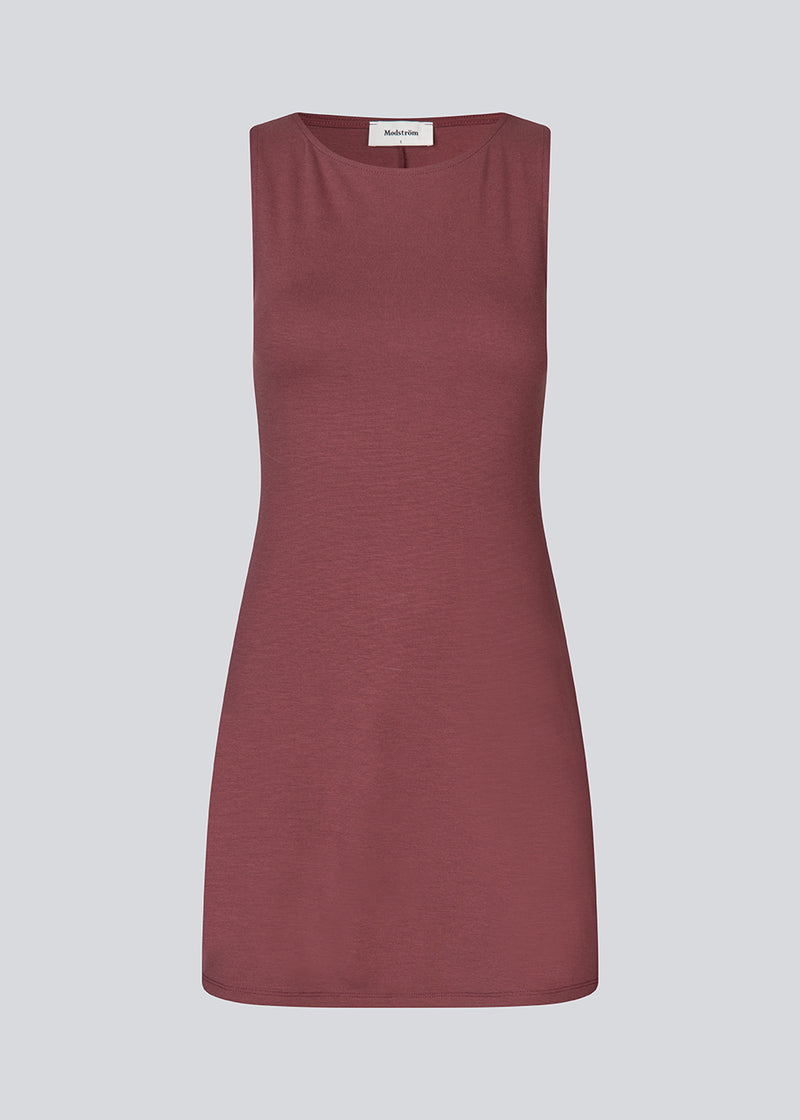 Figursyet mini kjole i bordeaux/rød i A-facon uden ærmer med rund hals. JosefineMD tank flare dress er fremstillet i et strækbart materiale.&nbsp;

Pasform: Designet til en tæt silhuet med inspiration fra 90'erne.
Størrelse: Lille i størrelsen – vælg en størrelse større for et løsere fit.
Silhuet: A-facon form, der giver et let flare og en flatterende effekt.
Design: Ærmeløs med rund halsudskæring for et minimalistisk, stilrent look.
Materiale: Fremstillet i strækbart stof for ekstra komfort og bevægelighed