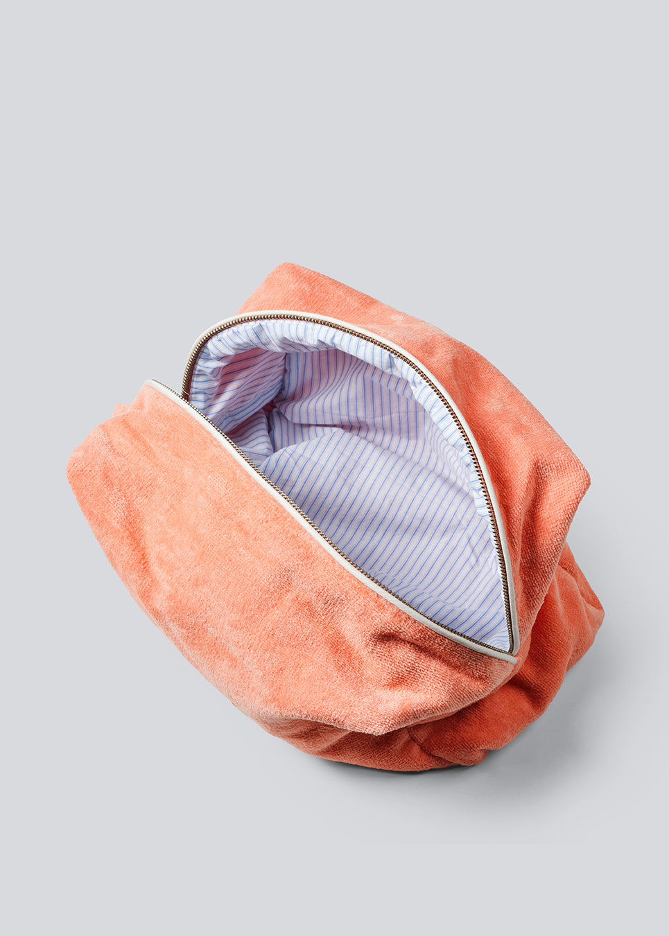 Lyserød toilettaske med påsyet logo. Josefinemd toiletry bag er en minimalistisk toilettaske i økologisk bomuld med lyseblåt for og lynlås. Praktisk og elegant – et must-have til rejsen eller badeværelset.