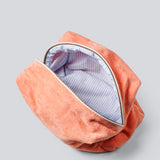 Lyserød toilettaske med påsyet logo. Josefinemd toiletry bag er en minimalistisk toilettaske i økologisk bomuld med lyseblåt for og lynlås. Praktisk og elegant – et must-have til rejsen eller badeværelset.