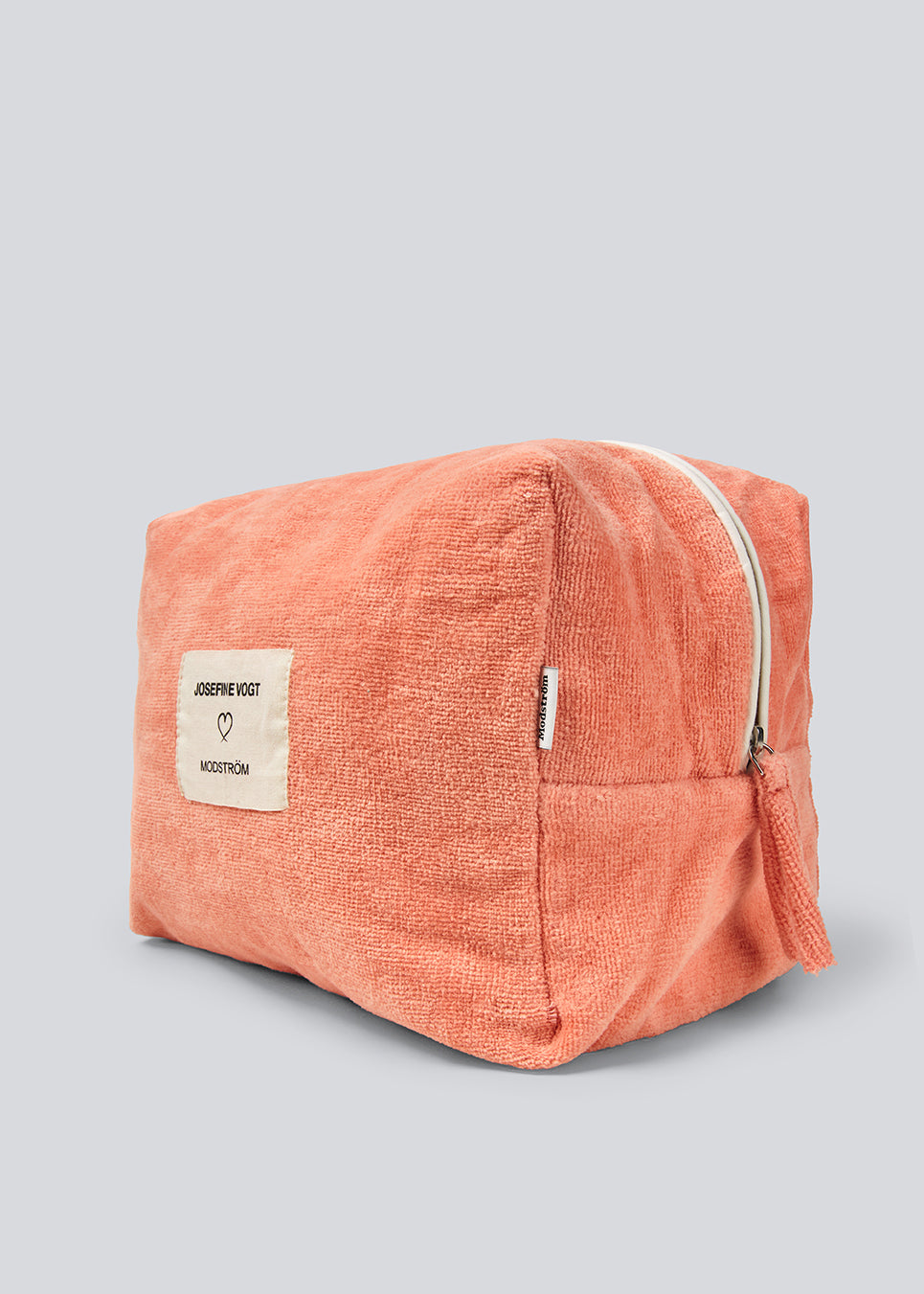Lyserød toilettaske med påsyet logo. Josefinemd toiletry bag er en minimalistisk toilettaske i økologisk bomuld med lyseblåt for og lynlås. Praktisk og elegant – et must-have til rejsen eller badeværelset.