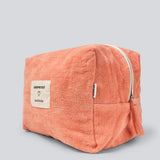 Lyserød toilettaske med påsyet logo. Josefinemd toiletry bag er en minimalistisk toilettaske i økologisk bomuld med lyseblåt for og lynlås. Praktisk og elegant – et must-have til rejsen eller badeværelset.