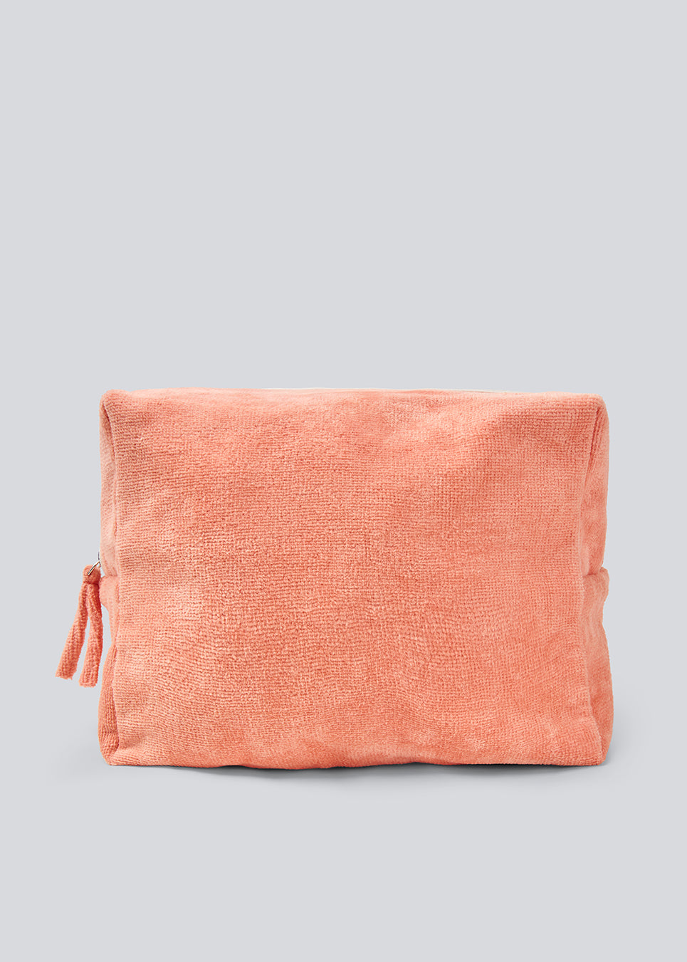 Lyserød toilettaske med påsyet logo. Josefinemd toiletry bag er en minimalistisk toilettaske i økologisk bomuld med lyseblåt for og lynlås. Praktisk og elegant – et must-have til rejsen eller badeværelset.