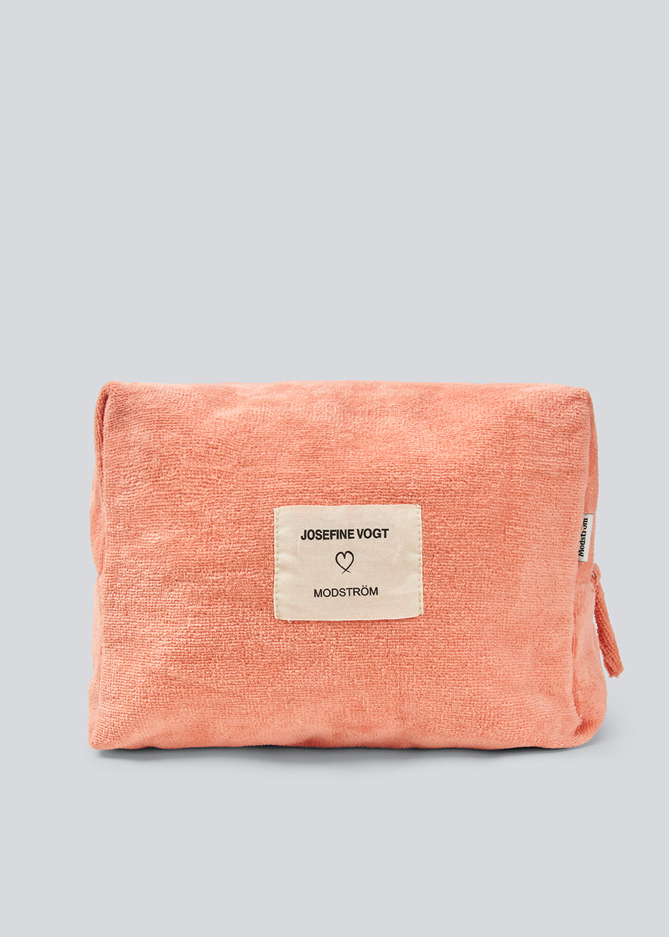 Lyserød toilettaske med påsyet logo. Josefinemd toiletry bag er en minimalistisk toilettaske i økologisk bomuld med lyseblåt for og lynlås. Praktisk og elegant – et must-have til rejsen eller badeværelset.