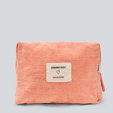 Lyserød toilettaske med påsyet logo. Josefinemd toiletry bag er en minimalistisk toilettaske i økologisk bomuld med lyseblåt for og lynlås. Praktisk og elegant – et must-have til rejsen eller badeværelset.