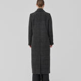 Klassisk, dobbeltradet uldfrakke i mørkegrå med krave og revers. JuniperMD check coat har en afslappet pasform, foer og en slids bagpå.