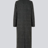 Klassisk, dobbeltradet uldfrakke i mørkegrå med krave og revers. JuniperMD check coat har en afslappet pasform, foer og en slids bagpå.