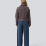 Kort jakke i uldblanding. JustyMD short jacket har en løs pasform, knappelukning og to lommer fortil.