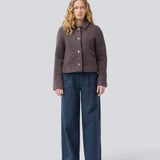Kort jakke i uldblanding. JustyMD short jacket har en løs pasform, knappelukning og to lommer fortil.