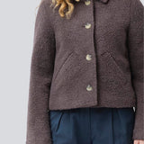 Kort jakke i uldblanding. JustyMD short jacket har en løs pasform, knappelukning og to lommer fortil.