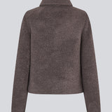 Kort jakke i uldblanding. JustyMD short jacket har en løs pasform, knappelukning og to lommer fortil.