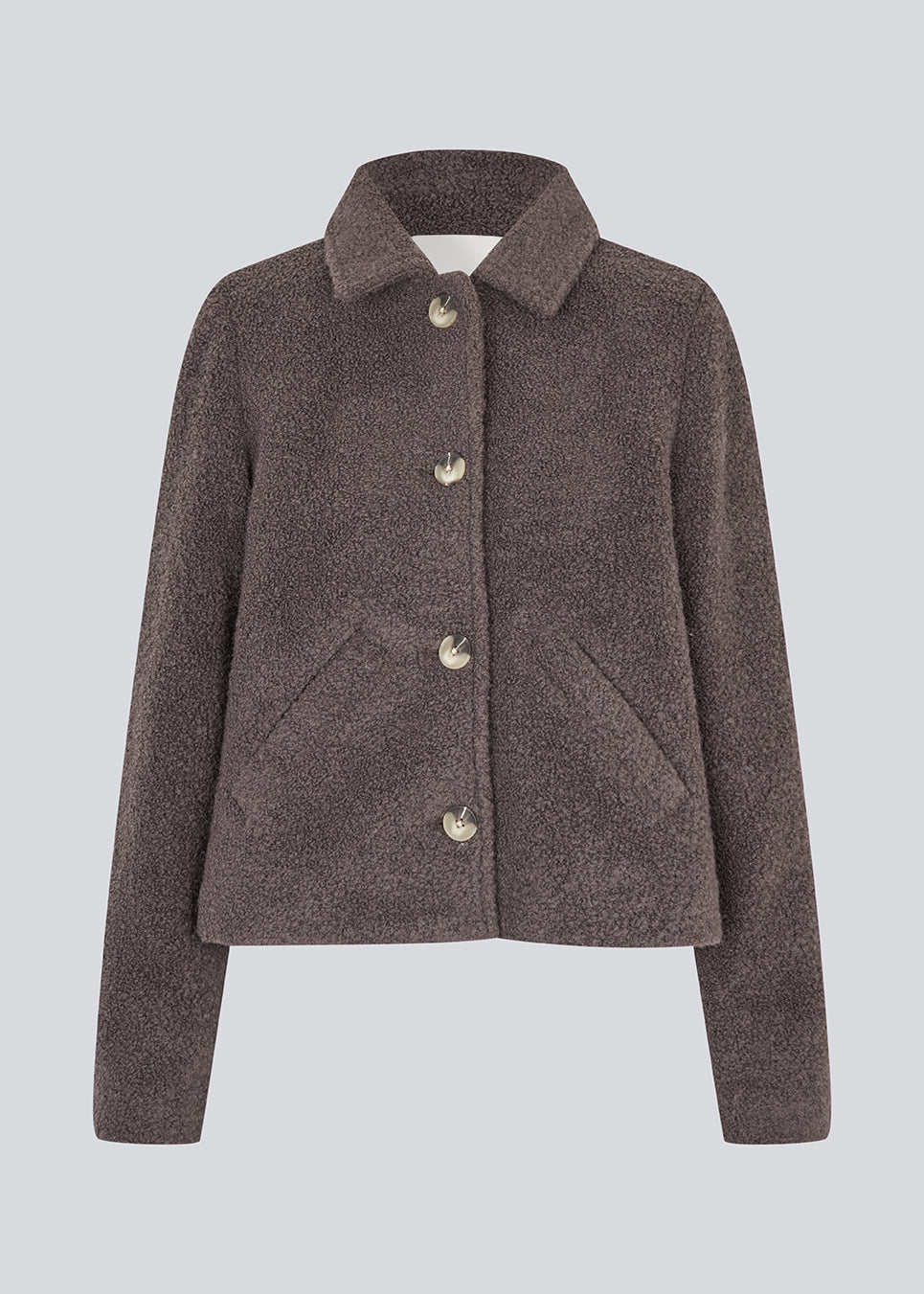 Kort jakke i uldblanding. JustyMD short jacket har en løs pasform, knappelukning og to lommer fortil.
