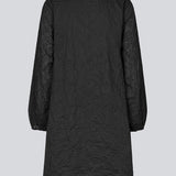 Kort sort kjole i broderet bomuld. KaidenMD dress har en klassisk a form og en åbning fortil med knappelukning.