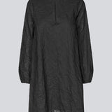 Kort sort kjole i broderet bomuld. KaidenMD dress har en klassisk a form og en åbning fortil med knappelukning.