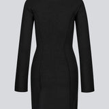 Kort glat strikket kjole i sort med foldede detaljer. KaitoMD dress er figursyet og har lange brede ærmer.