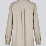 Lang beige skjorte med foldede detaljer fortil. KalemMD shirt har to brystlommer, knappelukning fortil og slids i siderne.